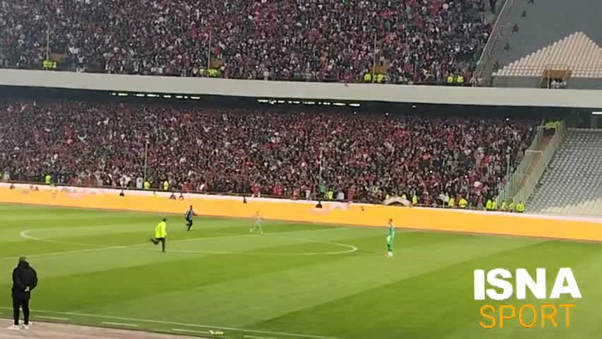   تصاویری تازه از ورود جیمی جامپ به زمین بازی پرسپولیس و تراکتور