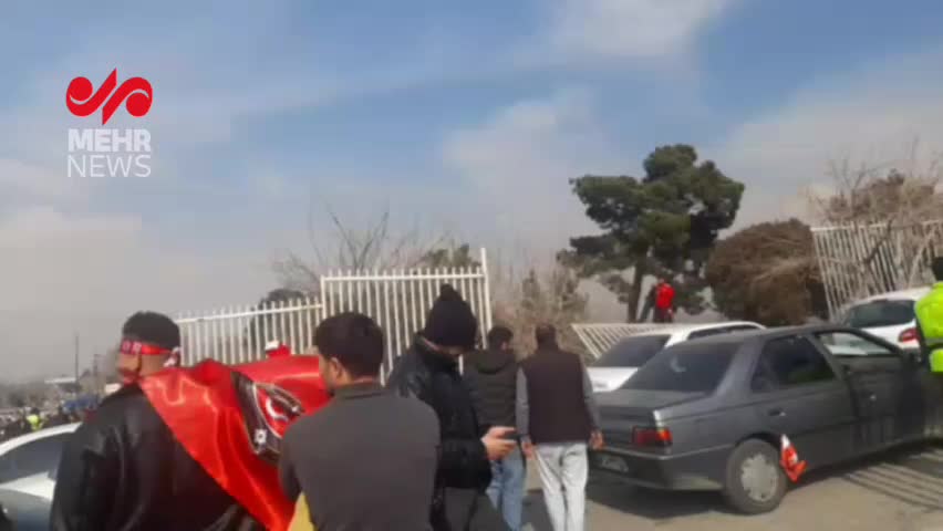   هواداران تراکتور در ورودی پارکینگ شماره ۴ ورزشگاه آزادی را شکستند!