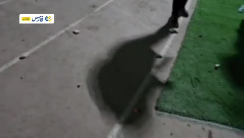   سنگ‌های باقی‌مانده در ورزشگاه پس از پایان بازی پرسپولیس و تراکتور