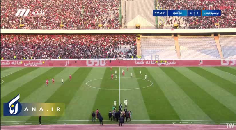   درگیری و سنگ‌پرانی هواداران دو تیم پرسپولیس و تراکتور در فاصله بین دو نیمه