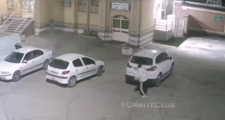   تصاویر شوکه‌کننده تخریب خودروی پارک شده در محوطه مسجد نور ارومیه توسط یک نوجوان!
