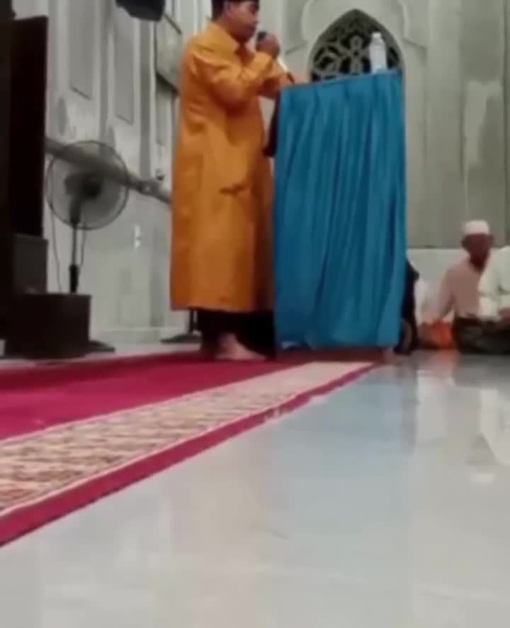 فیلم لحظه فوت امام جماعت یک مسجد در هنگام تلاوت قرآن | 10 بهمن 1403