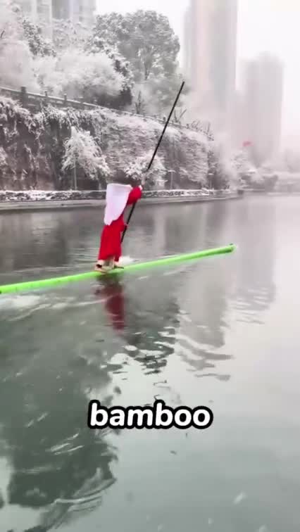  مهارتی باورنکردنی؛ عبور از رودخانه در چین با چوب بامبو!
