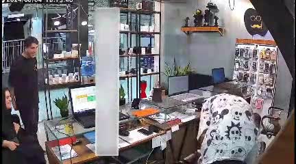   لحظه عجیب سقوط فروشنده از روی صندلی مقابل چشم مشتری در تهران؛ وقتی همکار فروشنده از خنده منفجر شد!