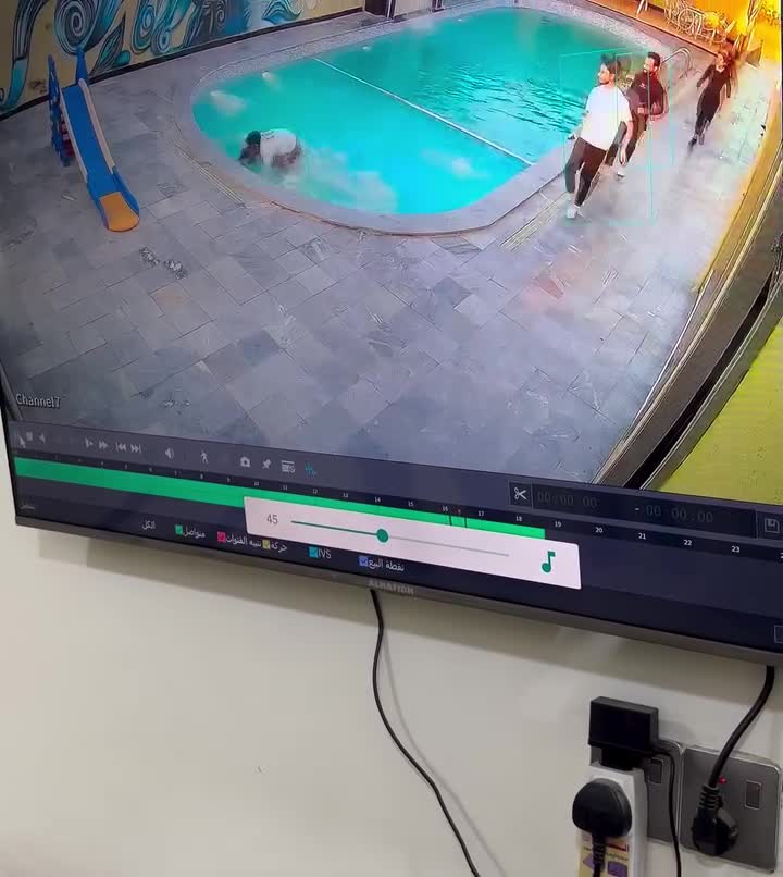  لحظات وحشت زن جوان بعد از سقوط فرزندش به داخل استخر