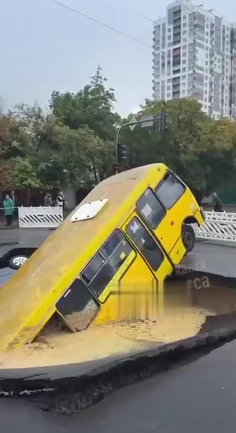  لحظه ترسناک فرو رفتن یک اتوبوس در چاله عظیم پر از آب در روسیه​​​​​​