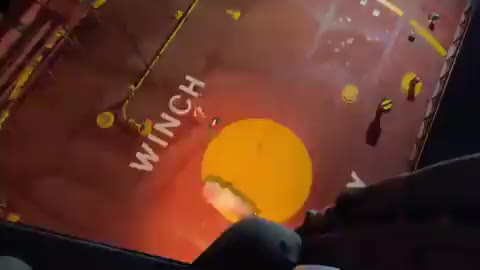   انتشار تصاویری از تخلیه خدمه کشتی هدف قرار گرفته به دست نیروهای مسلح یمن