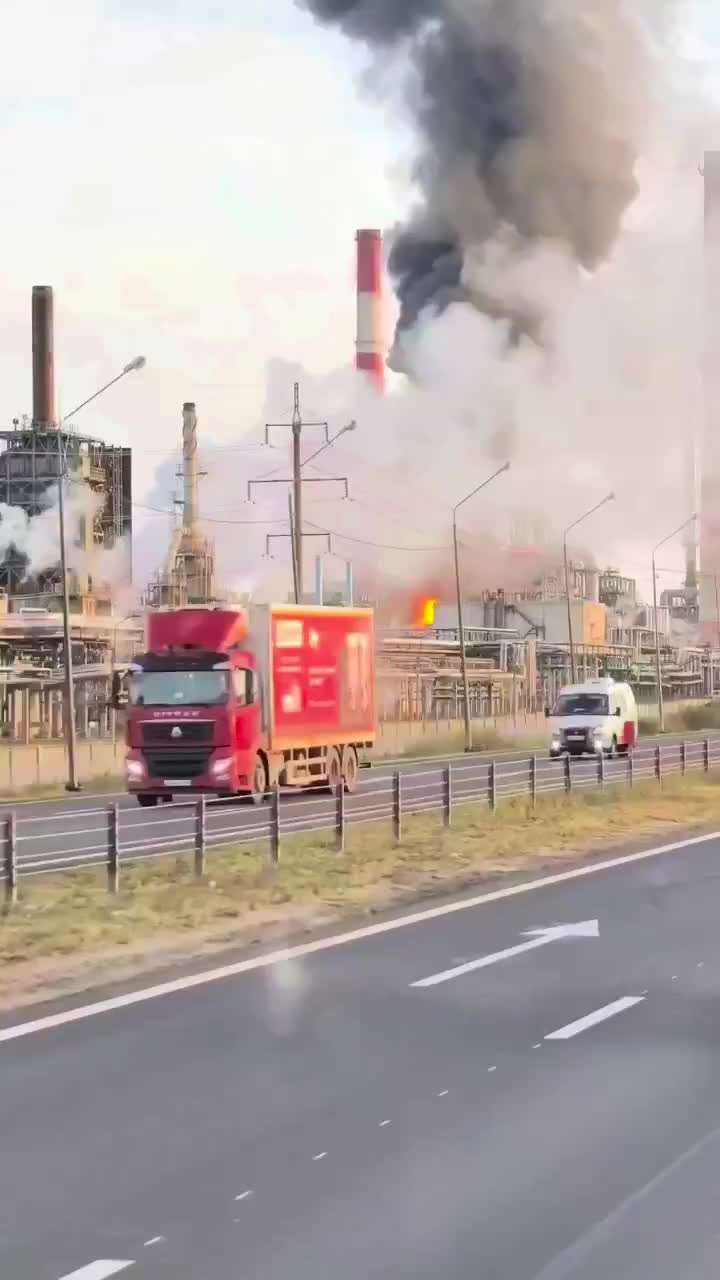    گسترش آتش‌سوزی در پالایشگاه یاروسلاول روسیه پس از حمله اوکراین