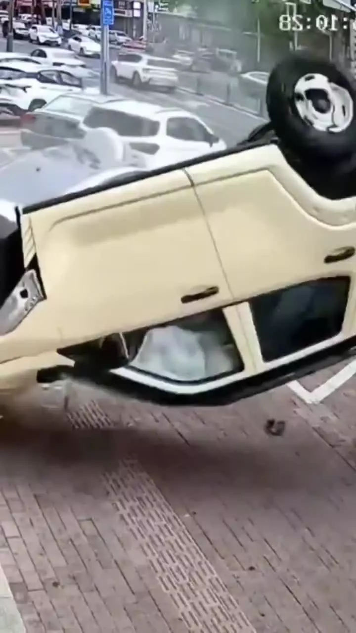   عجیب‌ترین تصادف روز؛ لحظه سقوط خسارت‌بار خودروی شاسی بلند روی سقف خودروهای پارک شده در پی اشتباه فاحش راننده