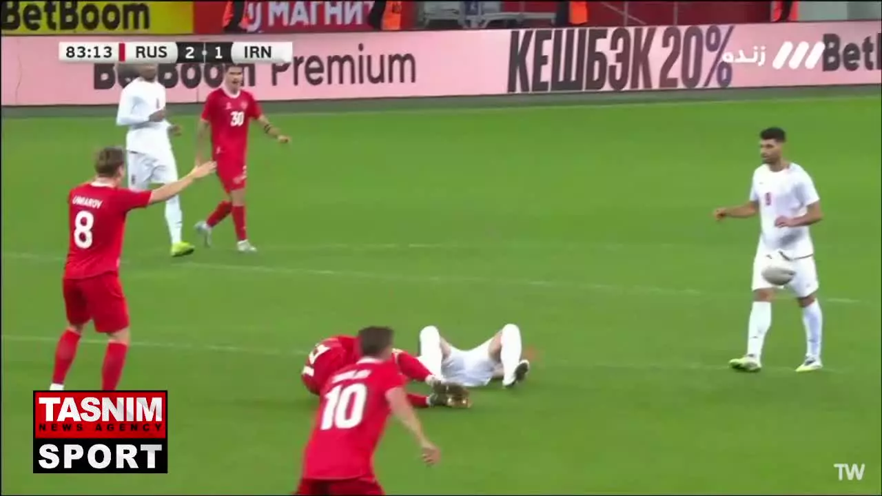   ضربه کف پای علیرضا جهانبخش به سر بازیکن روسیه که داور به کارت زرد بسنده کرد