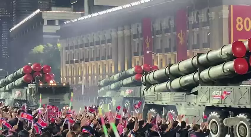   کره شمالی موشک قاره‌پیمای جدید خود را به نمایش گذاشت