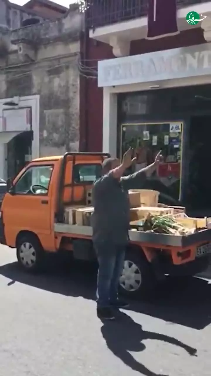   گزارش بامزه حمید معصومی‌نژاد از وانت‌های میوه‌فروشی در ایتالیا همانند ایران؛ با داد و فریاد!