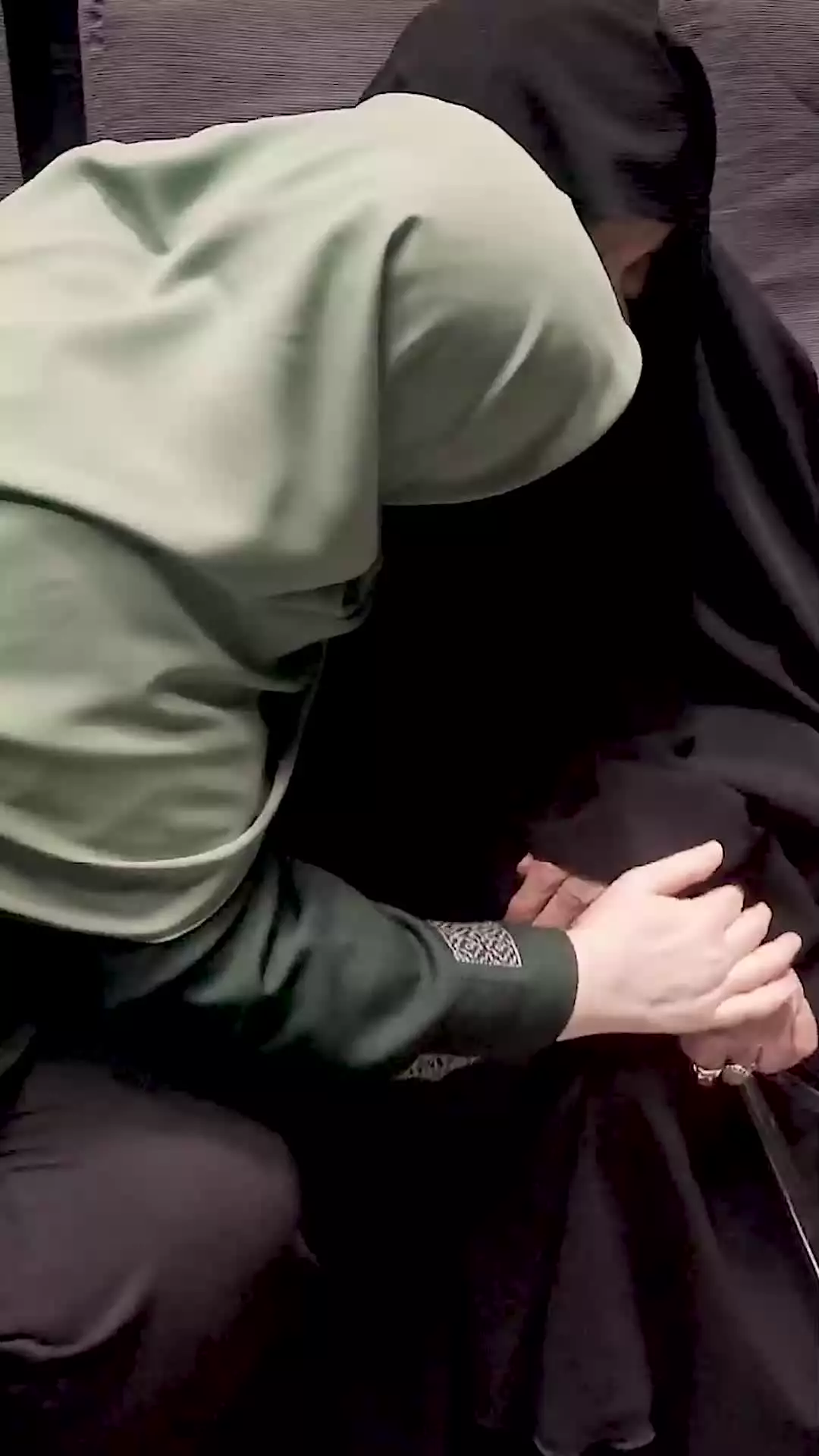   گریه‌های سخنگوی دولت در آغوش مادر شهیدان زین‌الدین پس از تماشای فیلم سینمایی مجنون