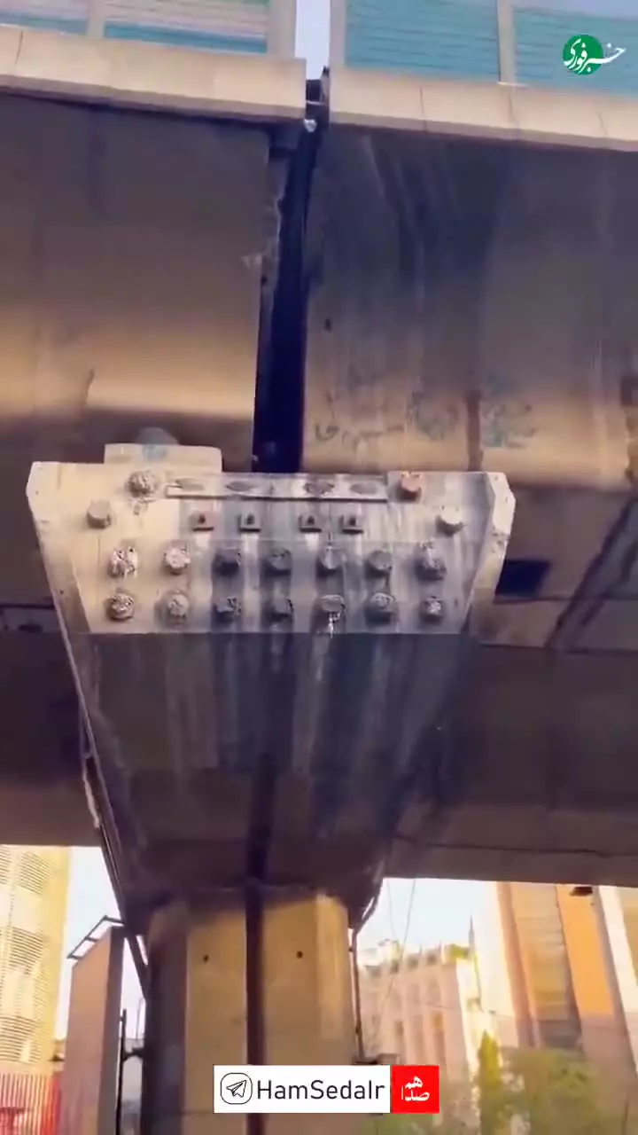   زن و مردی که برای شارژ تلفن همراه، لای پل صدر تهران گیر کردند!