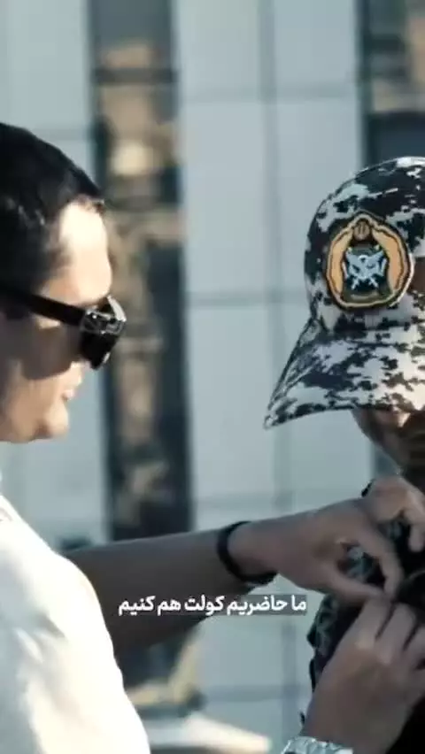 واکنش مردم وقتی میبینن یه ارتشی به کمک نیاز داره