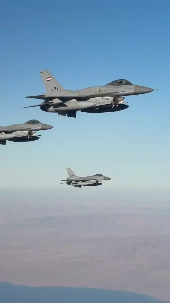   تصاویر تازه از اسکورت هواپیمای ترامپ توسط جنگنده‌های مصری