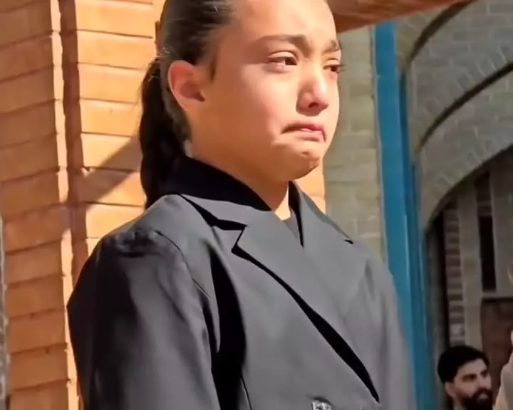   بی قراری و اشک‌های نوه مرحوم محمد کاسبی در مراسم خاکسپاری پدربزرگش