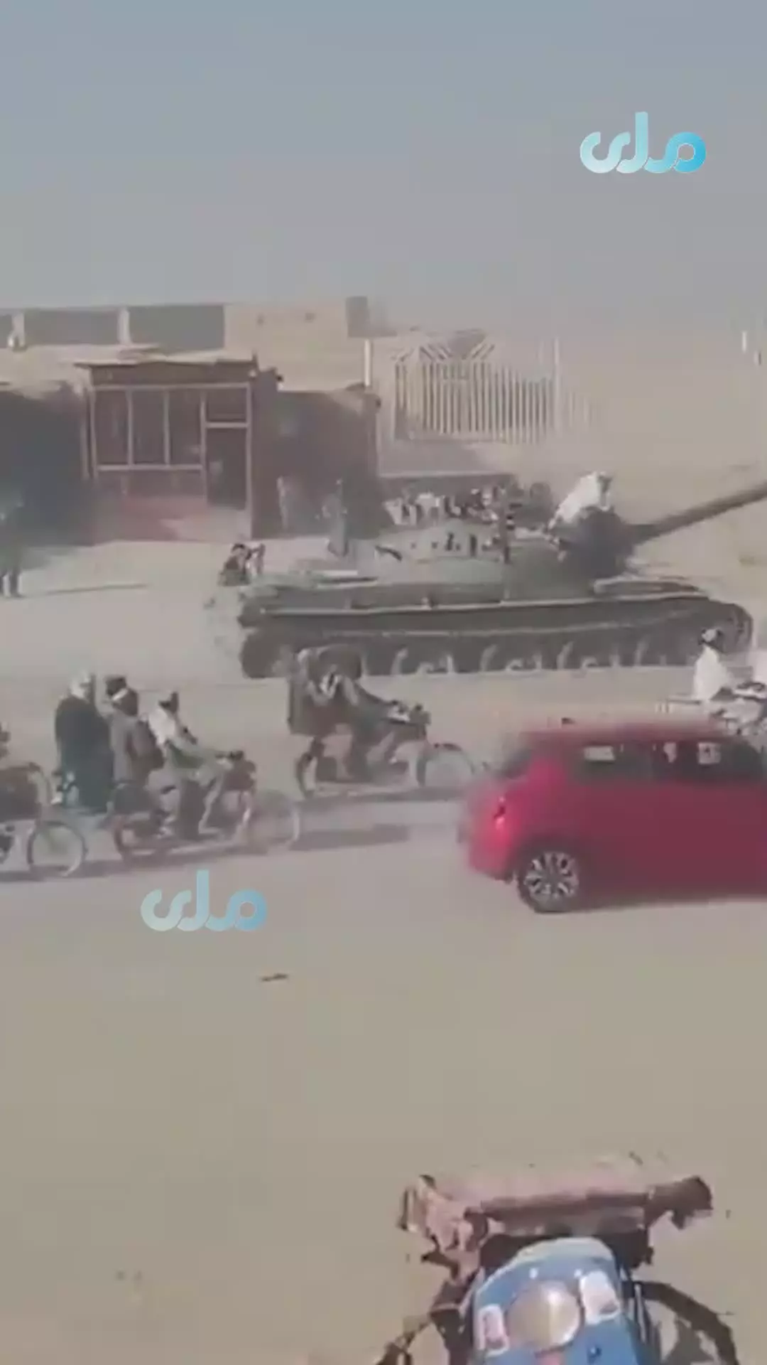   غنیمت گرفته شدن یک تانک توسط نیروهای طالبان در درگیری با پاکستان