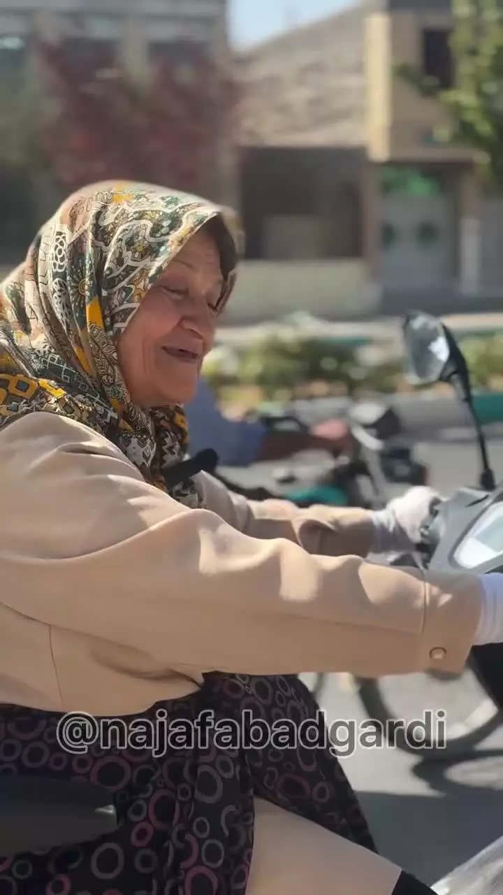 ویدئویی از موتورسواری یک مادربزرگ اصفهانی در خیابان