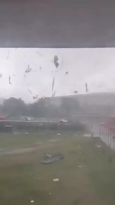   گردبادی قدرتمند منطقه سیجانکانگ مالزی را درنوردید