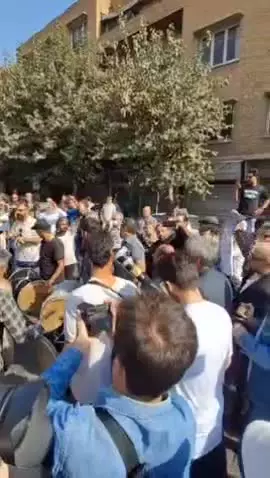   سنج و دمام‌زنی همانند فیلم «کشتی یونانی» در مراسم تشییع زنده‌یاد ناصر تقوایی