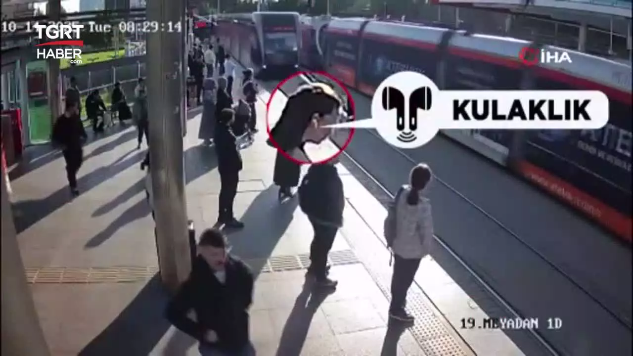   لحظه نجات دختر جوان از له شدن زیر قطار با عکس‌العمل سریع مأمور امنیتی!