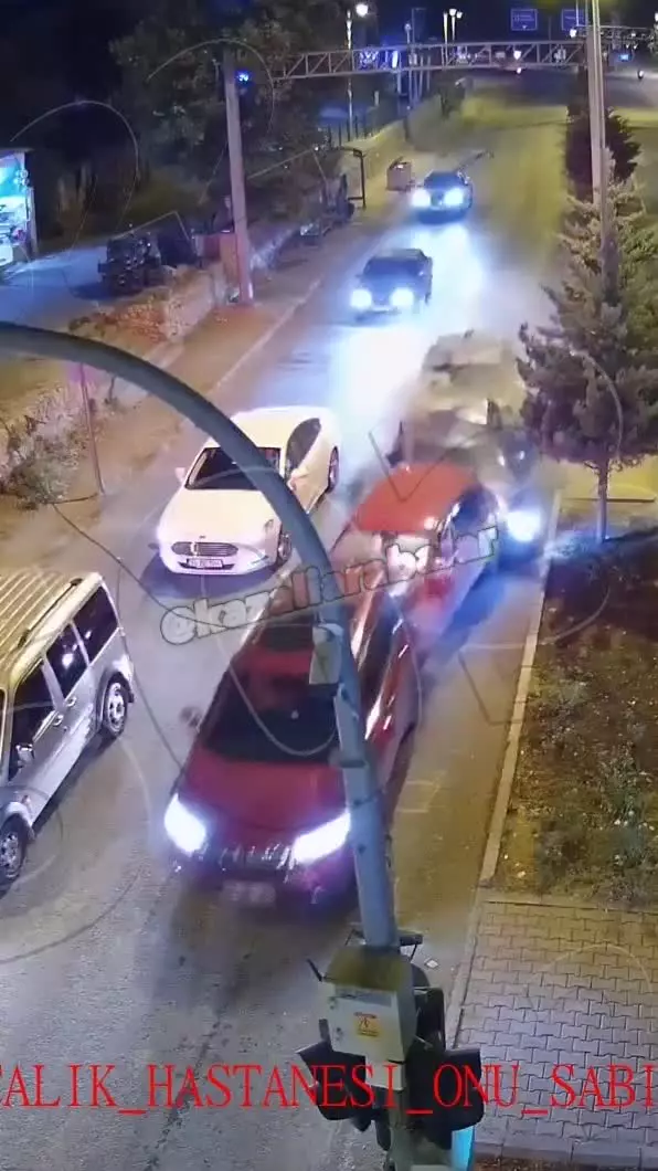   نتیجه تلخ حواس‌پرتی حین رانندگی؛ تصادف زنجیره‌ای پشت چراغ قرمز مقابل دوربین مدار بسته!