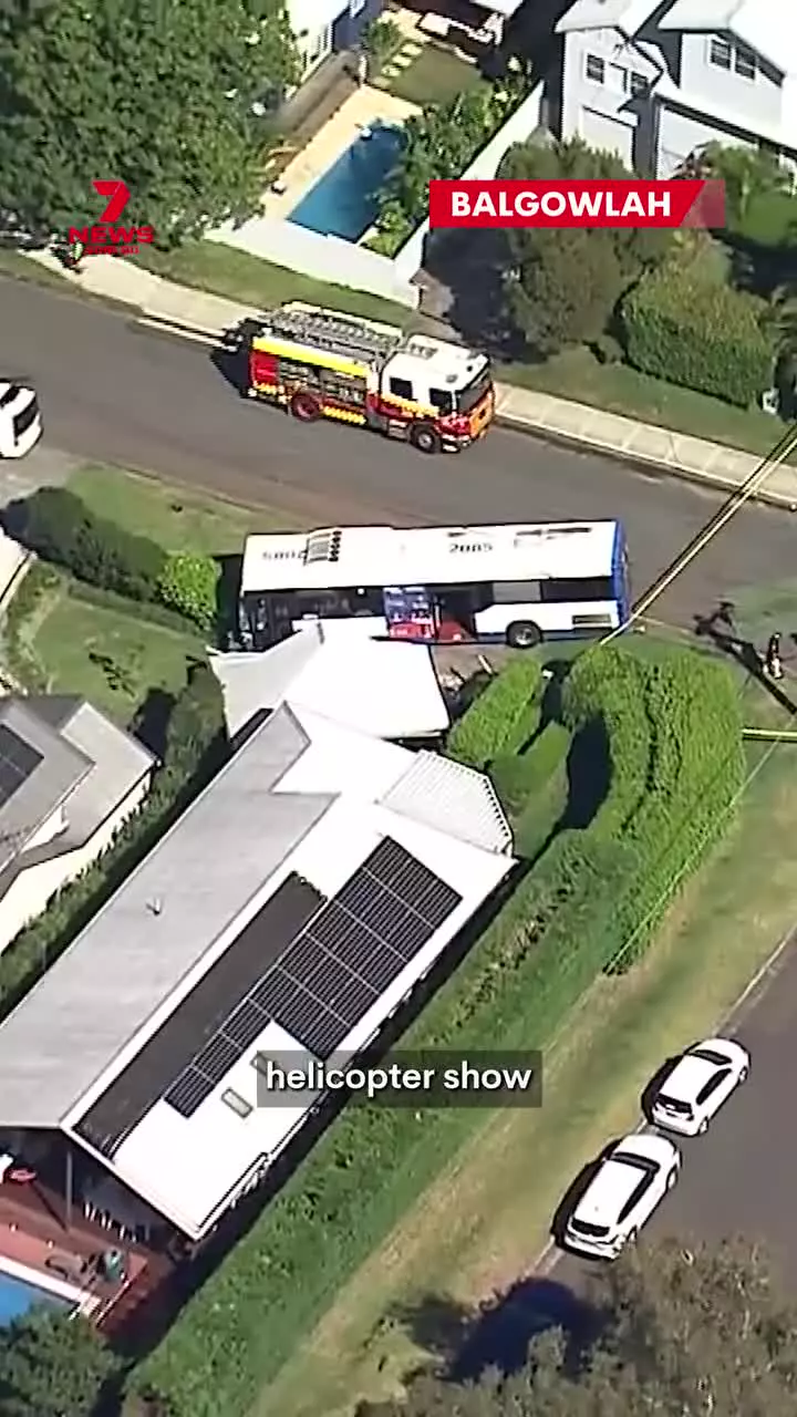   تصادف شدید اتوبوس با خانه‌ای در بالگولا