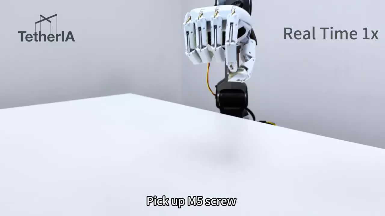   دست رباتیکی که مثل انسان آیفون را نگه می‌دارد و قوطی نوشابه را باز می‌کند