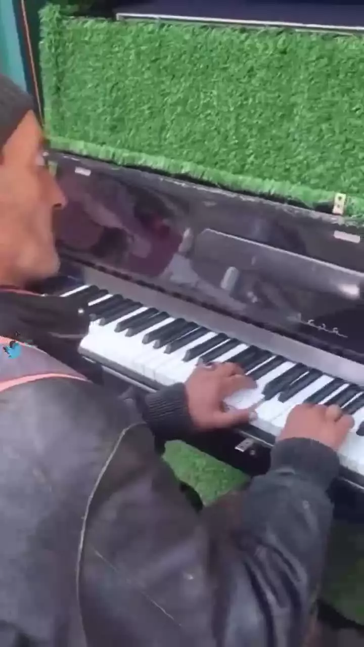   فیلمی از پیانو زدن حرفه‌ای مرد کارتن‌خواب در خیابان