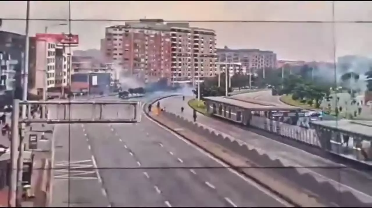   حملهٔ معترضان کلمبیایی به سفارت آمریکا