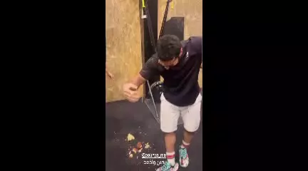   جشن تولد بامزه به سبک قهرمان المپیک برای رفیق‌اش؛ کیک‌بازی در روباکس