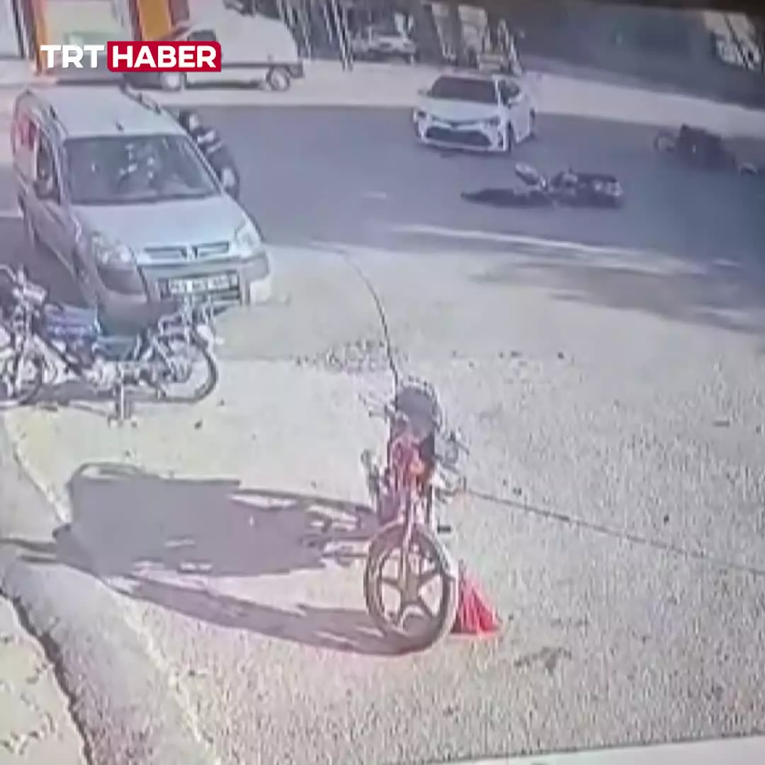   لحظه تلخ سقوط موتورسوار روی سر زوج مسن بعد از تصادف با تویوتا!