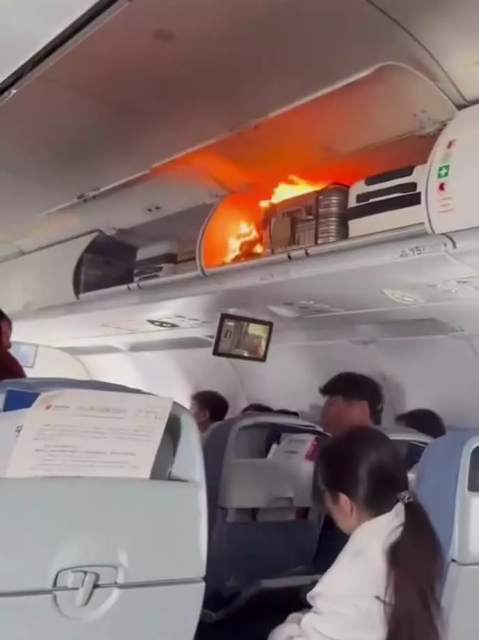   فرود اضطراری به دلیل آتش گرفتن باتری لیتیومی در هواپیما