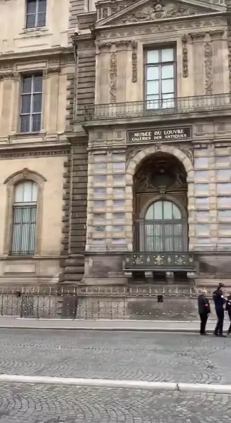   تاج شکسته همسر امپراتور ناپلئون سوم پس از سرقت در نزدیکی لوور پیدا شد