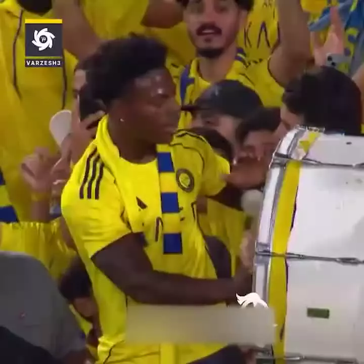   واکنش جالب کریستیانو رونالدو در زمین و آموزش خوشحالی ایسلندی!