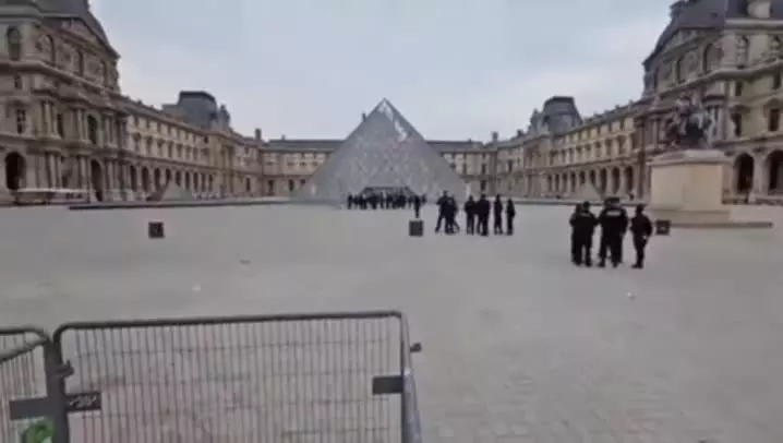   موزه لوور پاریس به‌خاطر دزدی تعطیل شد