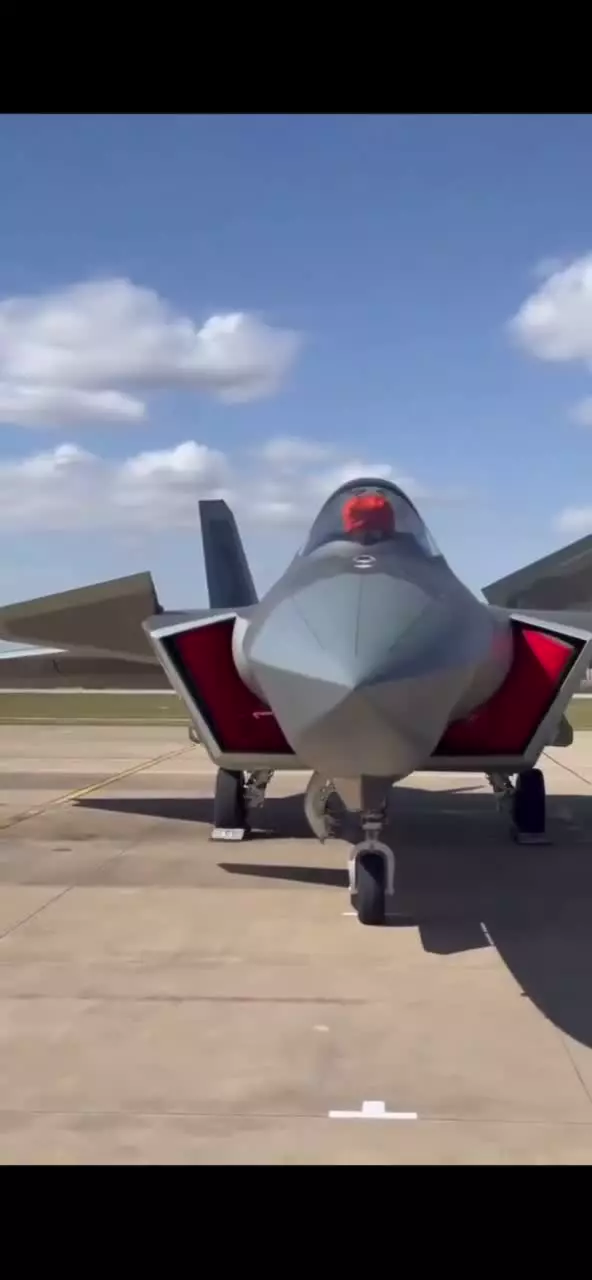   قدرت نمایی چین با نمایش جت جنگنده پنهان‌کار J-۲۰