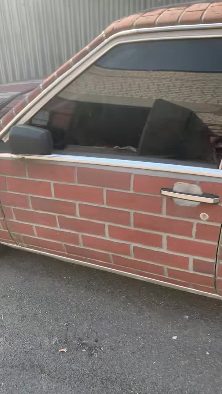   اقدام عجیب یک روس؛ تغییر بدنه ماشین با آجر!