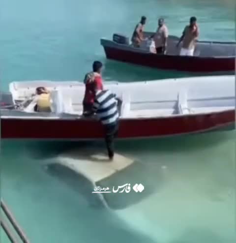   سقوط خودرو به دریا در اسکله بندر لافت هرمزگان