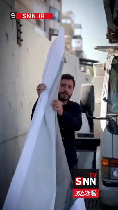   رونمایی از اولین دیوارنگاره سفارت ایران در بیروت با تصویری از شهید سیدحسن نصرالله و شهید هاشم صفی‌الدین