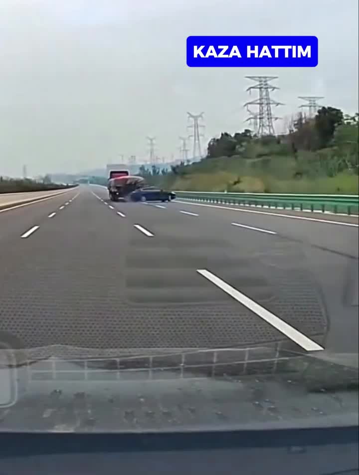   فاجعه وسط اتوبان؛ بازی راننده با تلفن همراه پشت فرمان خودروی لوکس و برخورد از پشت به تریلی