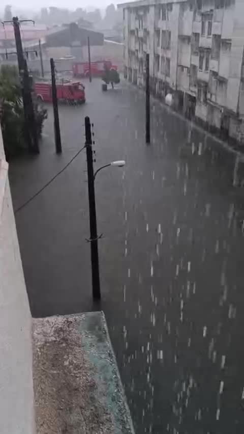   بارش باران شدید در انزلی؛ ۴۳ میلیمتر بارش در یک ساعت