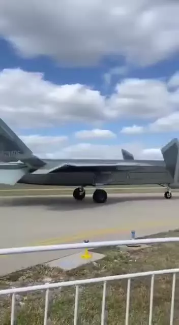   جدیدترین جنگنده فوق پیشرفته و رادارگریز چین رونمایی شد