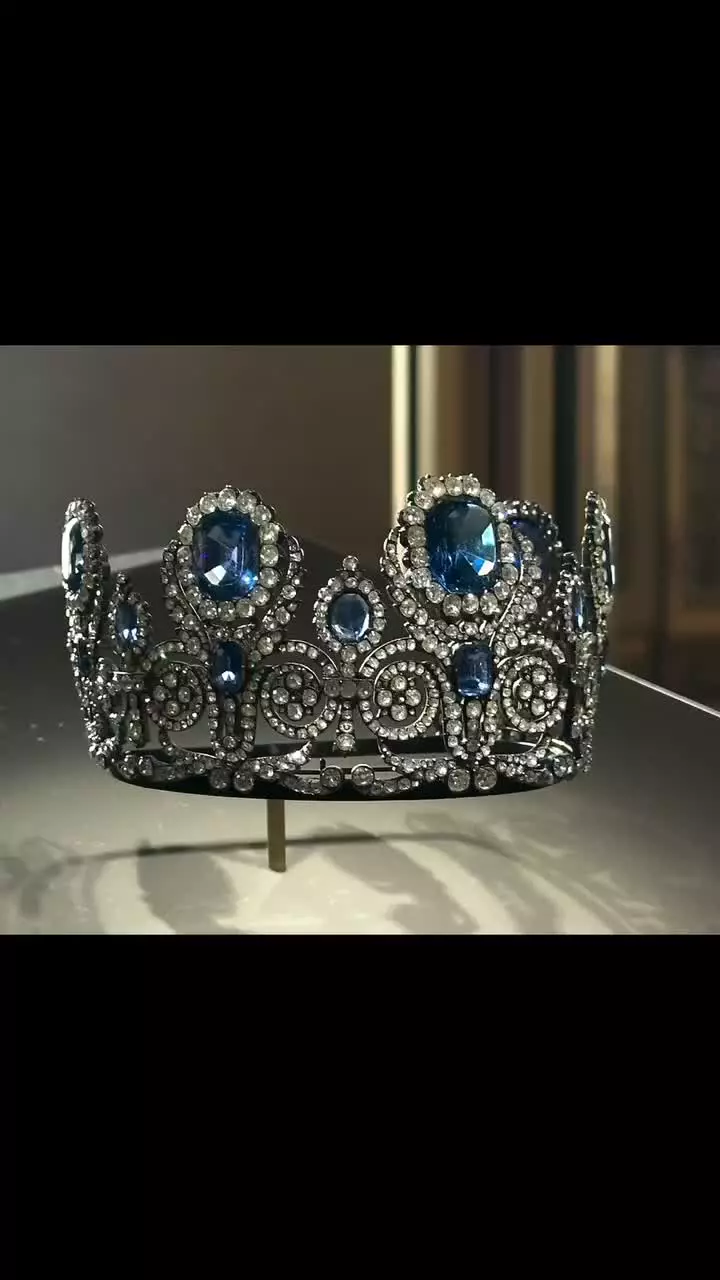   فیلمی از جواهراتی که از موزه لوور به سرقت رفته است