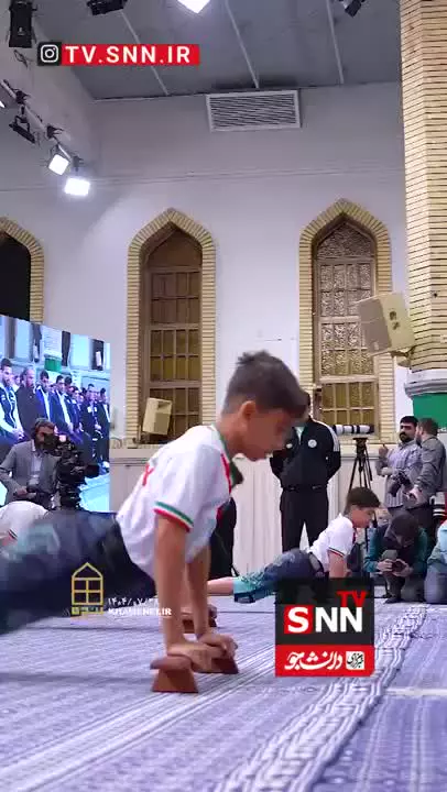   ورود رهبر انقلاب به حسینیه امام خمینی با ضرب مرشد و آیین پهلوانی زورخانه‌ای