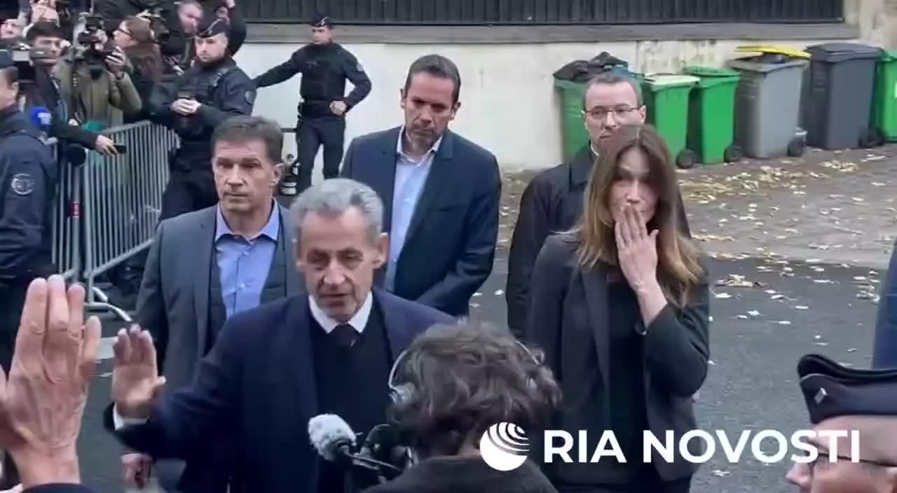   لحظه بازداشت سارکوزی رئیس‌جمهور سابق فرانسه