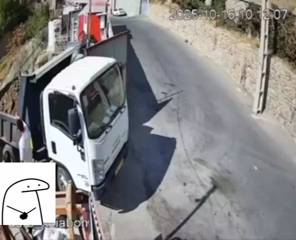   سقوط وحشتناک کامیون هنگام تخلیه شن در تهران
