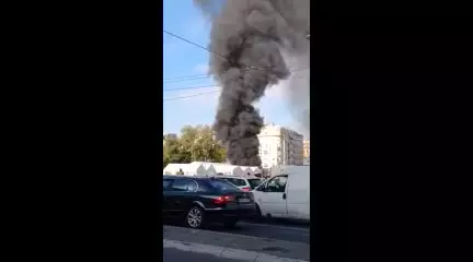   آتش‌سوزی در چادری متعلق به هواداران رهبر صربستان در نزدیکی ساختمان پارلمان این کشور