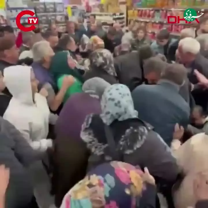   ازدحام عجیب جمعیت در فروشگاهی در قونیه ترکیه
